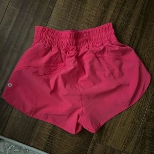 Lululemon track that high rise 3” size 4. Lipgloss